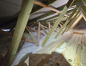 Zateplení stropu novostavby rodinného domu pomocí foukané izolace